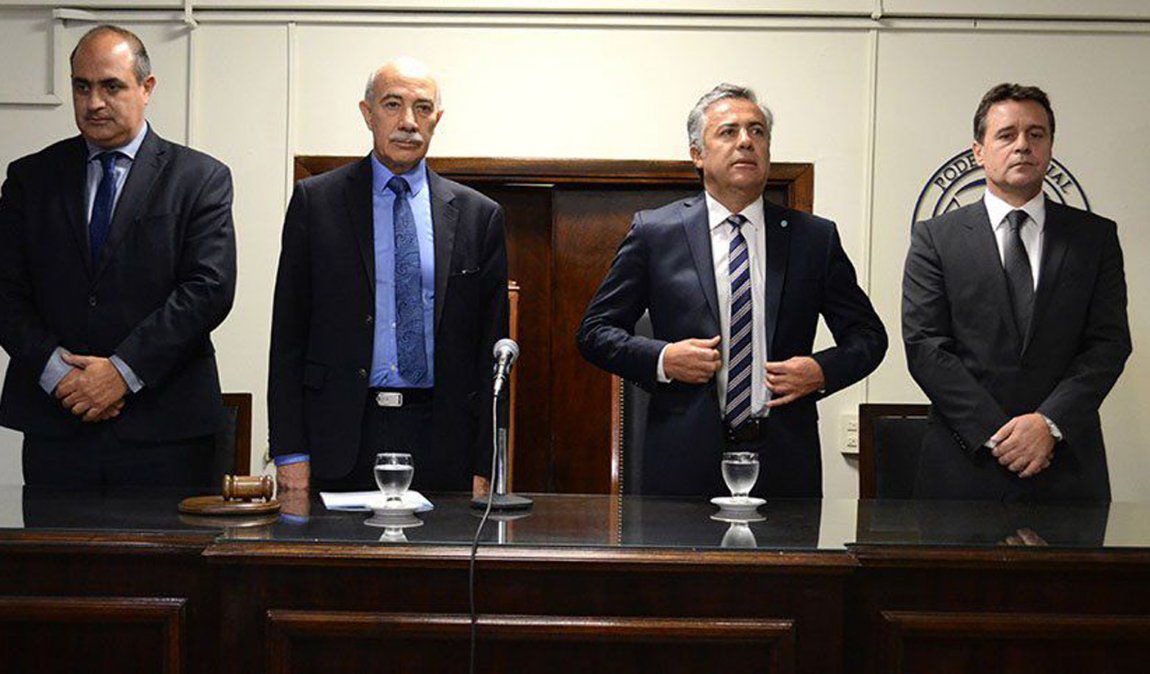 Los integrantes de la Sala 2 junto al exgobernador Cornejo.