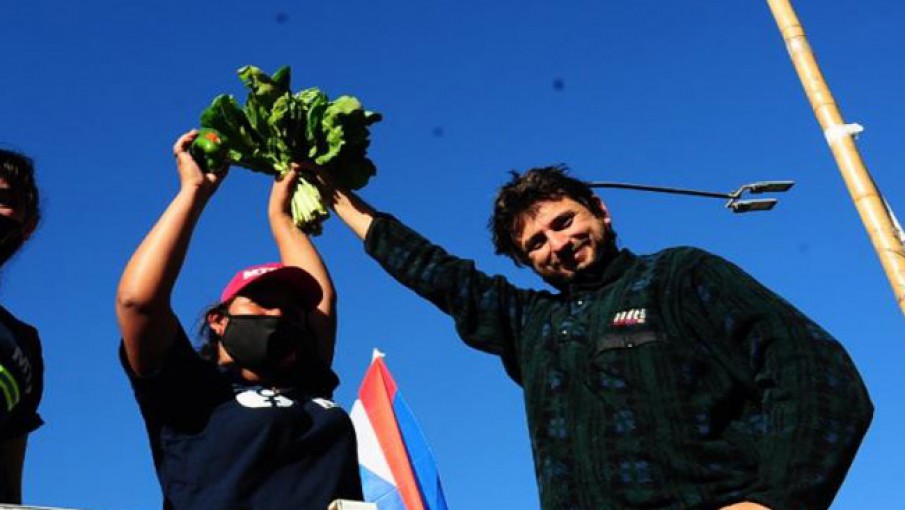 Grabois enarbola una acelga que nunca cultivó. Su fracaso proyecto Artigas lo dejó en ridículo.