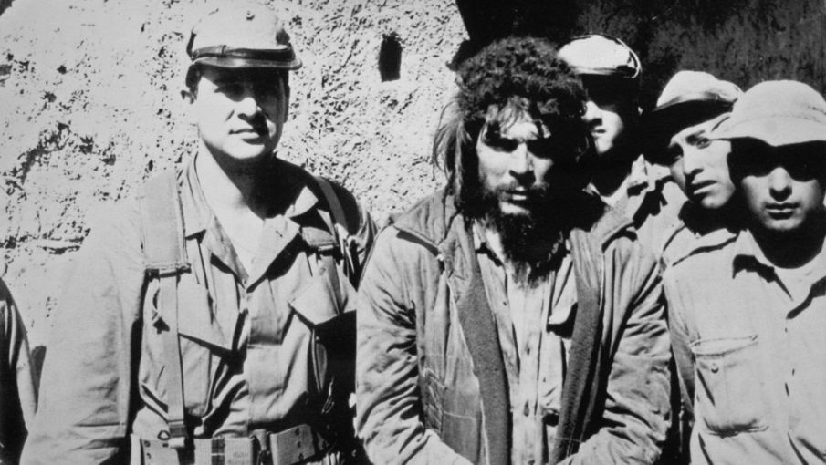 La última fotografía del Che Guevara en Bolivia antes de su ejecución. A su derecha, el agente cubano de la CIA Félix Rodríguez.