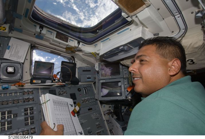El astronauta José Hernández, especialista de la misión STS-128, trabaja en el trasbordador espacial Discovery durante el segundo día de vuelo. Imágenes de la NASA.