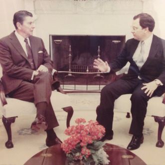 Asimismo, en diálogo con el programa "Tormenta de Ideas" por Radio Nihuil, sumó dos momentos de polémica que los oyentes pusieron en valor en sus aportes y comentarios (clic aquí para escucharlo): cuando sostuvo que Juan Perón fue un dictador y cuando indicó que está sucediendo algo similar "con Rusia y con China a lo que ocurrió en los años 30, cuando Winston Churchill avisó, y si no hacemos algo para parar esta agresión fascista, va haber una guerra".-¿Por qué Estados Unidos cree que países como Venezuela Cuba Nicaragua tiene que tener un régimen de gobierno diferente y no el que tienen?-Bueno porque los regímenes de esos tres países, Cuba, Venezuela y Nicaragua, son regímenes represivos que violan los derechos humanos de sus ciudadanos. Son un peligro para sus vecinos. Han habido más que pruebas de que apoyan la subversión de países vecinos. En el caso de Cuba no sólo son países vecinos y tiene una historia de 60 años de subvertir países en todas partes del mundo. Posiblemente tenga la el récord mundial y es una de las razones por la cual la Cuba ha estado en bancarrota por mucho tiempo y es una de las razones por las cuales el pueblo de Cuba se ha lanzado las calles a pedir libertad, porque ya no puede más. Son 62 años de fracaso económico de represión política, de marxismo-leninismo, de dictadura militar unipartidista lógicamente. No tiene nada que le ha salido bien al pueblo de Cuba. A los gobiernos sí, y a los que a los que están en el poder, sí les va muy bien.-En Cuba usted ha encabezado muchas gestiones para democratizarla. Considera que ha fracasado o el régimen es tan duro que se está viendo la posibilidad recién ahora de que empiece a mermar.-Yo creo que se puede decir las dos cosas. Si mi sueño ha sido el de traer ayudar a traer la democracia y la libertad Cuba y Cuba no tiene libertad democracia, no he tenido éxito sin duda. Pero no soy el único, ninguna persona por su cuenta puede hacer eso precisamente por la otra razón que usted mencionó. El gobierno es un gobierno que solamente tiene éxito en dos cosas, en represión y propaganda. El gobierno no produce nada. Cuba cuando llegó Castro al poder estaba en los tres primeros lugares del hemisferio en todos los indicadores socioeconómicos salud educación nutrición . Hoy en día no casi no hay carne y la condena por matar una vaca es más alta que la pena de matar a un ser humano. Hace hace 62 años Cuba tenía una cabeza de ganado por cada habitante. El gobierno se ha dedicado a establecer a esa ideología destructiva que se llama marxismo-leninismo. Lo que existe es un gobierno, o lo que se puede decir, es una asociación de crimen organizado.-Hay dirigentes políticos que muestran como ejemplo a seguir o lo ven como una faro. Venezuela, Nicaragua, Honduras y en cierta parte Argentina también, ven Cuba como un modelo en medicina, por ejemplo. ¿Por qué cree que se da esto?-Ignorancia, porque cualquiera que supieras lo que está pasando en Cuba, por ejemplo en términos de medicina. Si supieran que el cubano no puede ir a un hospital a dónde va un extranjero o un diplomático. Hay apartheid médico en Cuba. Están los hospitales públicos, que son un desastre, en dónde no hay luz, no hay agua y si uno tiene una operación tiene que traer sus propias sábanas. No estoy bromeando, esto es en serio. Pregúntele a cualquier cubano que vive allá y que sea capaz de hablarle. Mucha gente, muchos políticos dicen que Cuba tiene la tasa de mortalidad más baja de América Latina. Sí, pero la tenía en 1955 ya. Es increíble, pero lo que ha hecho el gobierno de Cuba es mantener esa tasa. Ese el logro de la revolución, y lo digo, por supuesto, irónicamente.-Corre riesgo Venezuela de que el esfuerzo de la comunidad internacional no sea suficiente y quizás estamos hablando con usted dentro de 10 años de una situación idéntica a la de Cuba.-Sí, porque ya son 22 años de gobierno de Chávez y Maduro. Recuerden que está esta ideología, que en este hemisferio la hace en la Habana. El gobierno cubano no es una dictadura normal. Toda la dictadura son anormales en mi opinión. La dictadura de Cuba es totalitaria, no como todas las otras dictaduras que hemos conocido en América Latina que son salvajes. De los famosos dictadores, de Perón, de Batista, Pérez Jiménez, de Rojas Pinilla son autoritarias. Se convierte en enemigo del estado solamente si se declara enemigo. En un régimen totalitario un ciudadano se hace enemigo del gobierno si no apoya activamente. Por ejemplo, en el caso de Cuba tiene que ser miembro del comité de defensa de la revolución o tiene que ser miembro de algún grupo. En el centro de trabajo tiene que ir a, por la fuerza, obligado a los mítines donde hablan los líderes. Ellos van se presentan en el centro de trabajo temprano por la mañana, son conducidos en camiones a la plaza y gritan las consignas. Después le dan algo de comer y tomar y lo regresan al centro de trabajo y se van para su casa. Si no lo hace son enemigos del Estado.Hay una gran diferencia. Cuba es el primer gobierno totalitario de ésta de esta región. Hay otros ejemplos. Rusia para los soviéticos, Alemania los nazis. China y todos los países comunistas. Esos son totalitarios, han sido totalitarios y eso es lo que la gente tiene que entender en América Latina. Sí, Venezuela tiene ese peligro, porque no han logrado, en mi opinión, establecer un gobierno totalitario. Todavía no, pero van en esa dirección apoyados y asesorados por los cubanos. No sólo asesorados. Fuerzas especiales de Cuba trabajan en Venezuela reprimiendo al pueblo. Audio: Debate entre oyentes en #TormentaDeIdeas, tras la entrevista a Otto Reich-Hace unos años nosotros hablamos con usted. Algunas cosas cambiaron y otras no. Recuerdo precisamente la gestión de Barak Obama y estableció relaciones con Cuba. La presencia de los pontífices católicos también en la isla, como amigos de la revolución, incluyendo a Juan Pablo II, que fue un hombre que logró derribar el muro de Berlín. ¿Por qué Estados Unidos no mantiene una política de estado sostenida a lo largo de los años? ¿Cómo ve usted es la gestión de Joe Biden en este aspecto?-Sobre la falta de lo que le llaman América Latina política de Estado. Estados Unidos cuando cambia de gobierno, cuando cambia de partido en el gobierno, efectivamente lleva a cabo ciertos cambios que no son favorables a una dirección de una política de estado. Quizás es el precio que se paga por el resto de los beneficios de esta democracia que va a cumplir 250 años, que la hace la democracia más antigua del mundo y ha sido bastante exitosa hasta ahora. A mí me tiene muy preocupado lo que está pasando dentro de Estados Unidos y una de las cosas es precisamente la victoria del señor Biden, porque él está gobernando desde una posición en el espectro político que está mucho más a la izquierda de donde estaba hace 10, 15, o 20 años. Y mucho más a la izquierda de donde dijo él qué iba a gobernar. Ahora ha adoptado políticas y ha puesto personal en el ejecutivo, en todos los departamentos, que son de izquierda, y no de centroizquierda, pero de izquierda. Sin embargo Biden, en relación a Cuba y América latina no se ha volcado a la izquierda y tampoco la derecha, pero no ha dicho las cosas desacertadas que ha dicho sobre otras otras partes del mundo. No ha cometido errores, en mi opinión, que ha cometido en otros lugares. Por ejemplo, cambiar la posición del gobierno sobre el oleoducto desde Rusia a Alemania. Es algo que los que los rusos querían porque le da una enorme influencia sobre Alemania y Europa Occidental, no es bueno, porque si tiene una diferencia de opinión política los rusos pueden amenazar con cortar la energía a Europa. Hay muchas cosas raras que ha hecho Biden. Sin embargo, en Cuba, Nicaragua y Venezuela ha mantenido la política, no sólo de Trump, no voy a decir que solamente de Trump, pero la política de la centroderecha de Estados Unidos. Reich junto a Reagan.