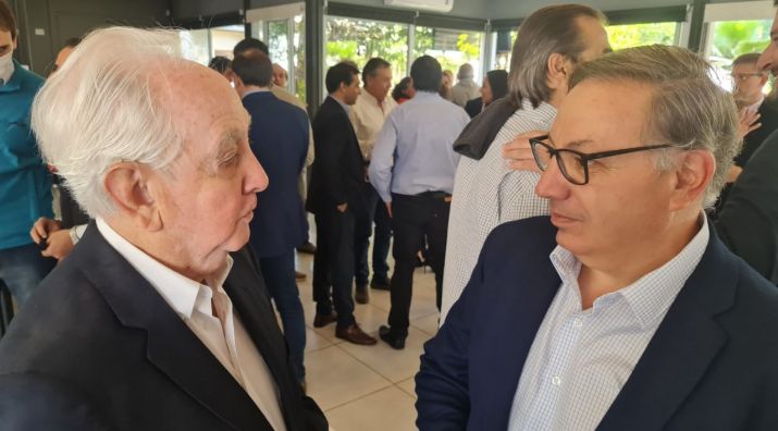 Oviedo junto al autor de la nota, Gabriel Conte, en uno de los brindis aniversario de Memo.
