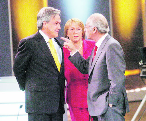 Bitar junto a Bachelet, en un debate presidencial con Sebastián Piñera.