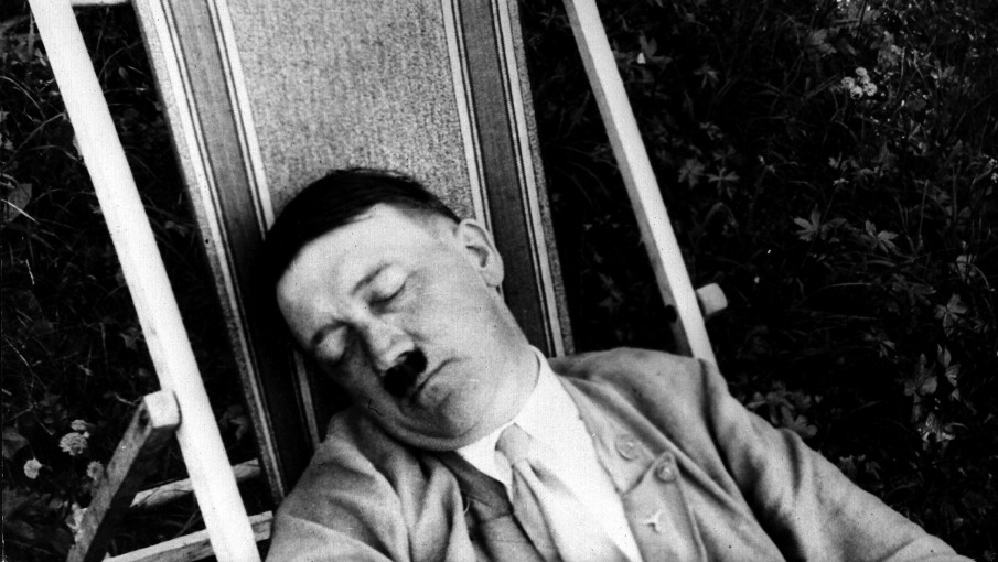 Adolf Hitler fotografiado durante una siesta en Bavaria alrededor de 1930.
