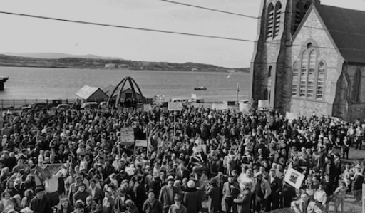 El Telegraph publicó esta foto de la manifestación de británicos en Malvinas contra la firma del Memorandum.