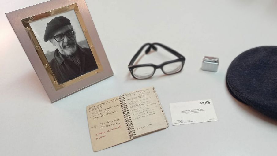 Objetos personales de Antonio Di Benedetto. Al ser detenido por la dictadura, le rompieron sus anteojos por lo que su visión quedó reducida.