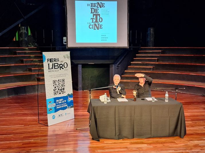 Oviedo y Alfonso en la Feria del LIbro, presentando "un libro que no existe".