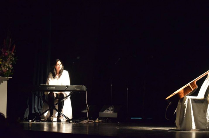  Acto nombrando el escenario de Teatro Roma "Mariano Cacace" 