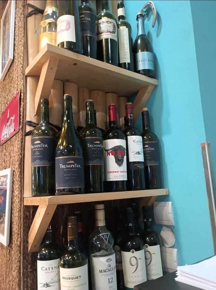 Carne, vino y fútbol: un restaurante argentino, a los pies del Partenón