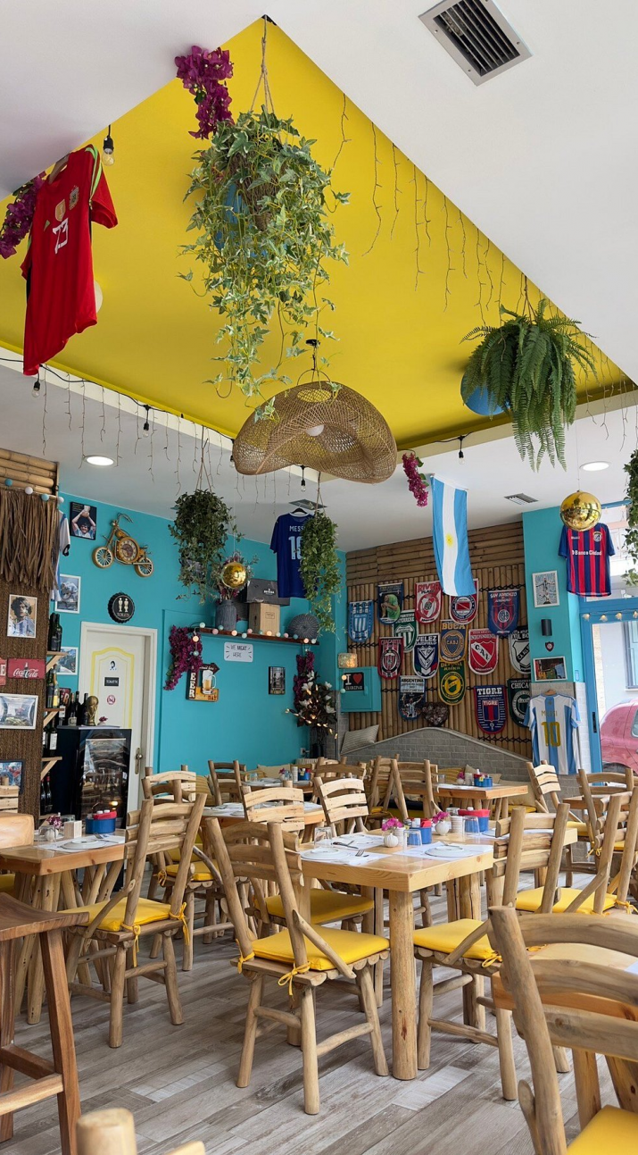 Carne, vino y fútbol: un restaurante argentino, a los pies del Partenón