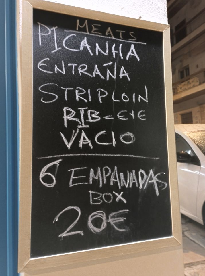 Carne, vino y fútbol: un restaurante argentino, a los pies del Partenón