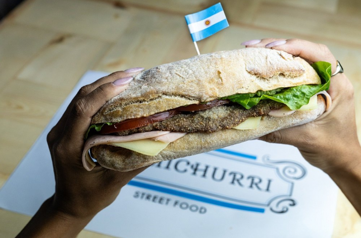 Carne, vino y fútbol: un restaurante argentino, a los pies del Partenón