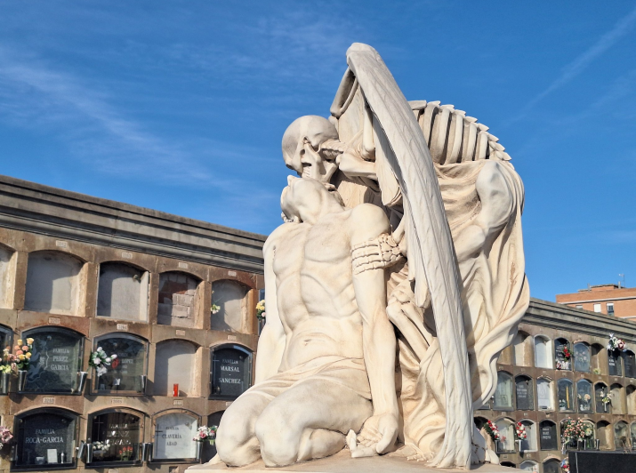 "El beso de la muerte" junto a todo el arte, la arquitectura y la historia en un cementerio