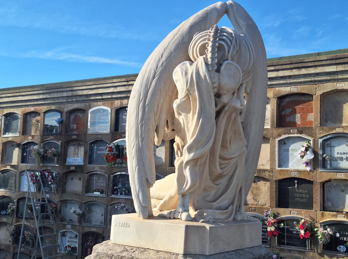 "El beso de la muerte" junto a todo el arte, la arquitectura y la historia en un cementerio