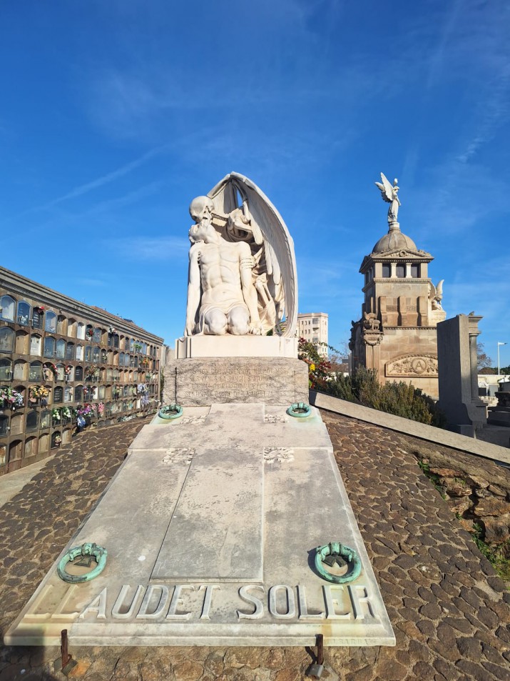"El beso de la muerte" junto a todo el arte, la arquitectura y la historia en un cementerio