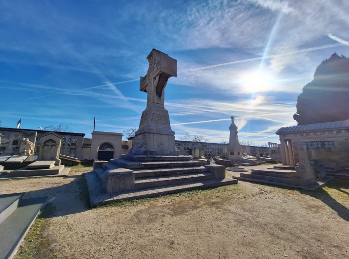 Cruz monumental: del Arq. Leandro Alberdac, 1888.