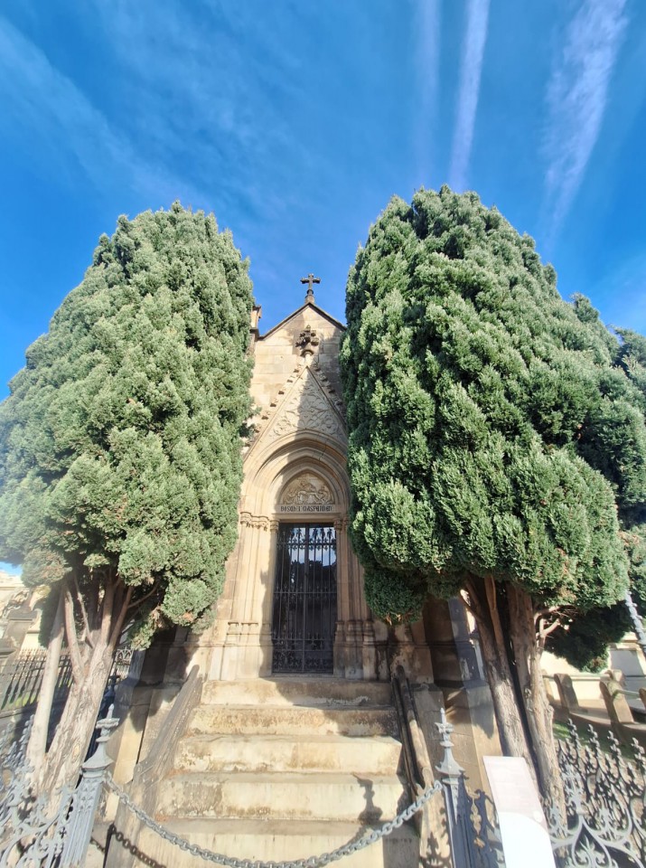 Panteón Dolores Masferrer, 1868. El panteón fue adquirido por ella misma y el arquitecto encargado de la obra fue Josep Oriol Mestres, quien lo proyectó en 1868, y quien lo construyó fue Vicente Estrada con piedra de Montjuïc.