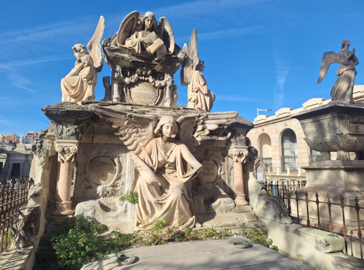 Panteón Pratmarsó, 1907. Arq. Mariano de Thós de Bofarull.