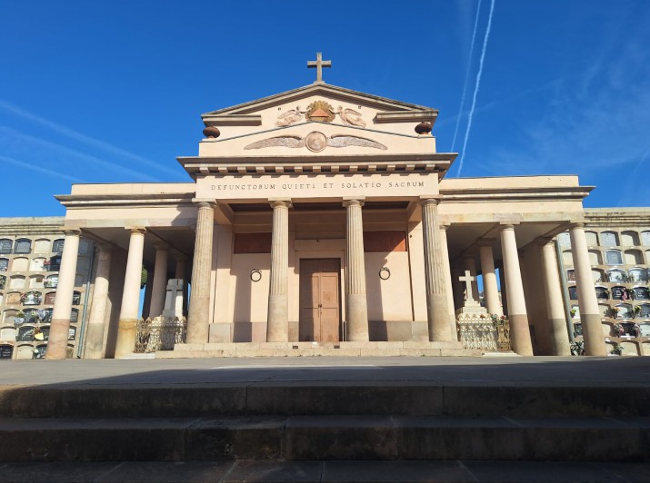 "El beso de la muerte" junto a todo el arte, la arquitectura y la historia en un cementerio
