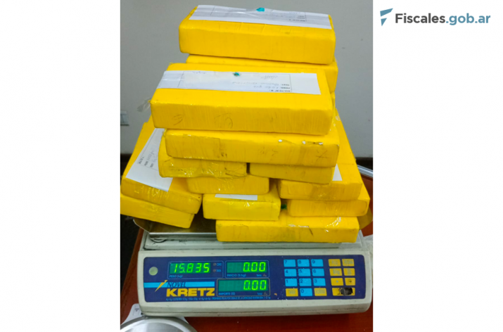  Parte de los ladrillos de cocaína secuestrados a la organización durante el pesaje. Foto: Gendarmería Nacional