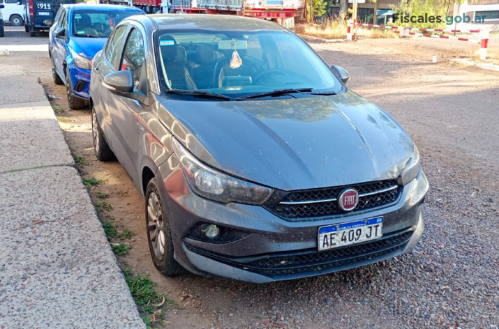  El Fiat Cronos donde los imputados transportaron la cocaína desde la provincia de Salta hacia la de Mendoza y detrás uno de los "coches punteros". Foto: Gendarmería Nacional
