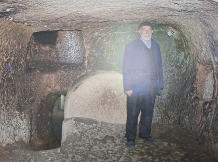 Latif Acar en "su" cueva bajo tierra.