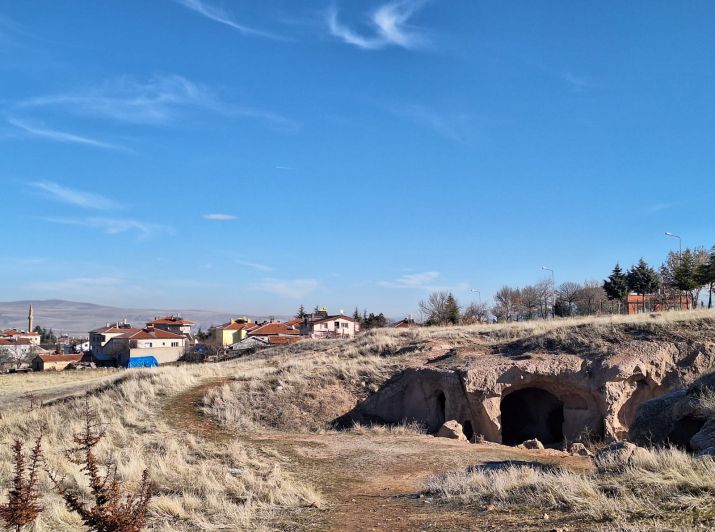 Özkonak: La mezquita en donde trabajaba Acar y restos civilizatorios subterráneos todavía inexplorados.